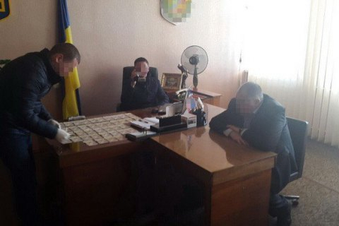 Служба безопасности Украины задержала на взятке главу одной из районных государственных администраций Житомирской области. 