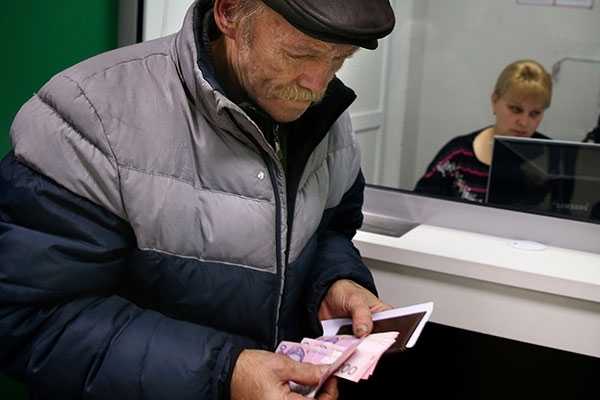 Госдума на заседании в среду приняла в первом чтении законопроект, ограничивающий денежные переводы с территории России на территорию Украины и других государств, что осуществляются с помощью иностранных платежных систем. 