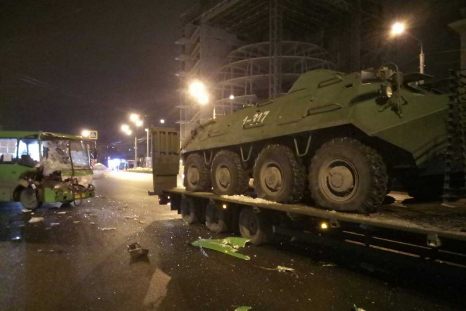 Маршрутка столкнулась с прицепом, перевозивший два бронетранспортера. 