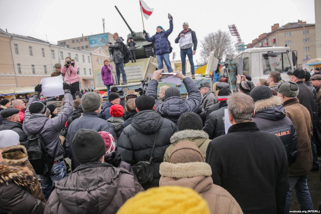 В крупных городах Беларуси сегодня, 19 февраля, прошли новые акции протеста против "налога на тунеядство", который должен обязать неработающих граждан платить в казну около $ 200 в год. 