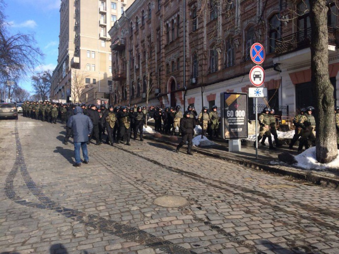 Возле Стелы Независимости в центре Киева проходит акция, организованная ОУН и бойцами добровольческих батальонов - так называемое Вече на поддержку блокады торговли с оккупированными территориями Донбасса. 