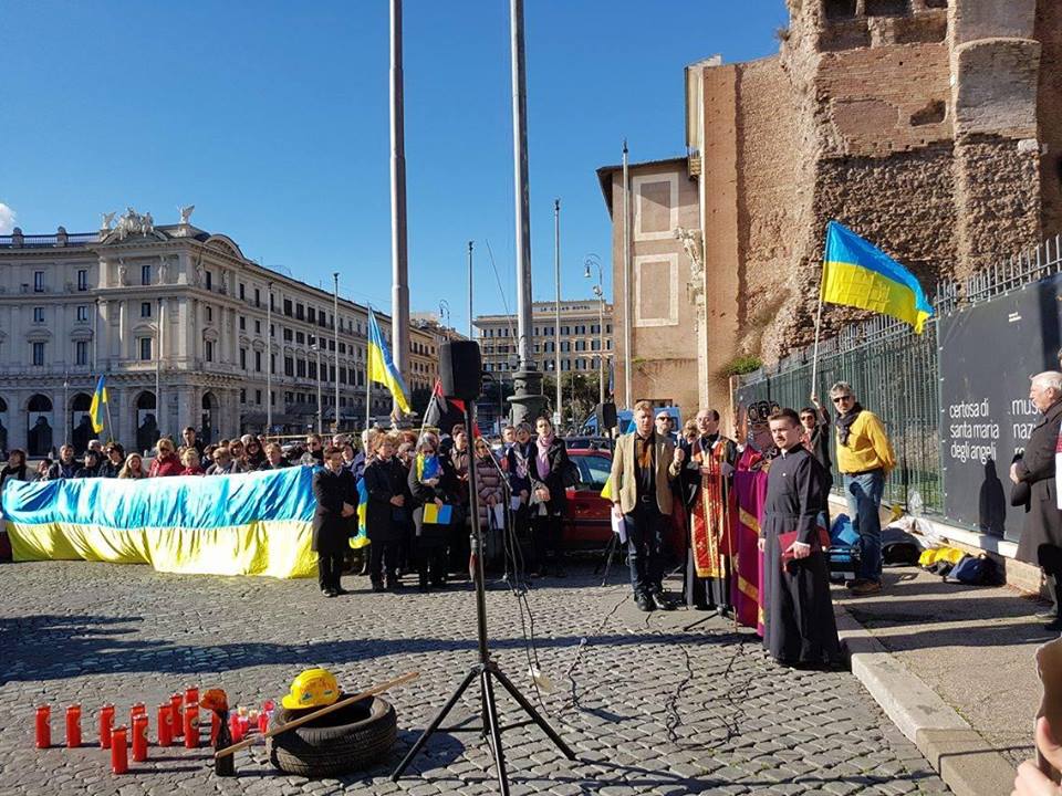 На центральной площади Рима Украинцы и итальянцы сегодня, 19 февраля, почтили память Небесной сотни. 