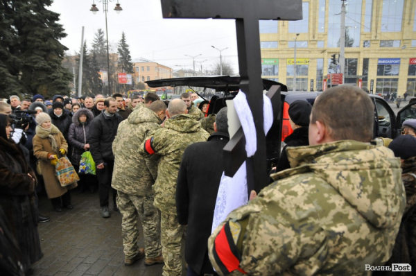 Траурная церемония прощания с мэром города Луцка Николаем Романюком состоялась 5 февраля на Театральной площади. 