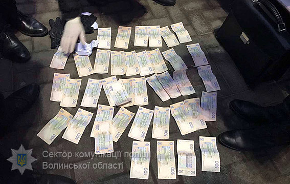 Сегодня в Луцке сотрудники следственного управления ГУ Национальной полиции в Волынской области задержали за вымогательство и получение неправомерной выгоды работника одного из банковских учреждений. 