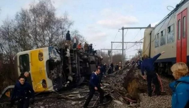 Поезд с пассажирами перевернулся у Брюсселя. Один человек погиб, трое получили серьезные ранения, около 20 человек госпитализированы. 