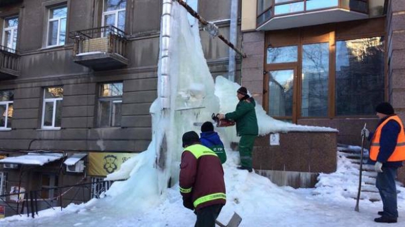 
Коммунальщики бензопилой срезали гигантскую ледяную глыбу в центре Киева3 