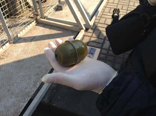 На фильтрационном поста со стороны Европейской площади в центре Киева задержали парня с гранатой РГД-5. 