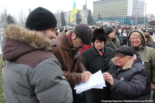 19 февраля в Запорожье люди вышли на площадь, чтобы поддержать блокаду на Донбассе. Активисты выразили недоверие правительству, парламенту и президенту. 