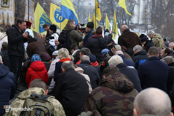 В центре Киева на протяжении дня почтили память жертв трагических событий 18 февраля 2014. Сотни участников тогдашних событий пришли к мемориалу Героям Небесной сотни, на Майдане провели вече. Единственным инцидентом стало изъятие правоохранителями автомата у одного из прохожих в городе. 