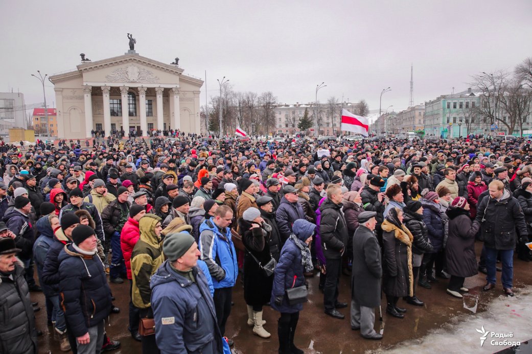 В крупных городах Беларуси сегодня, 19 февраля, прошли новые акции протеста против "налога на тунеядство", который должен обязать неработающих граждан платить в казну около $ 200 в год. 