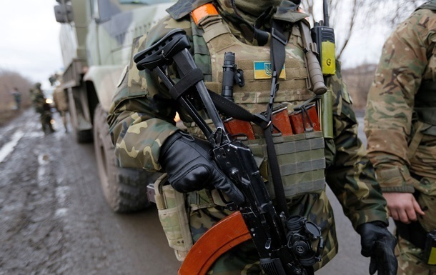 С начала суток в зоне АТО на Мариупольском и Луганском направлениях боевики били из минометов, на Донецком - стрелял танк. Двое военных получили ранения, один травмирован. 