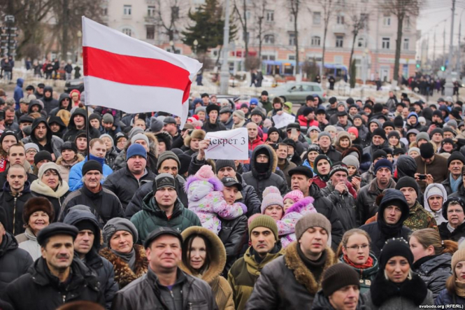 В крупных городах Беларуси сегодня, 19 февраля, прошли новые акции протеста против "налога на тунеядство", который должен обязать неработающих граждан платить в казну около $ 200 в год. 