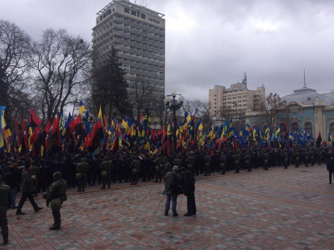 Представители националистических партий и организаций пришли маршем к площади перед Верховной Радой. 