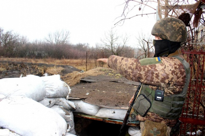 За минувшие сутки в районе проведения АТО боевики 92 раза открывали огонь по позициям украинских сил. В результате 12 военных ВСУ были ранены, еще четверо - травмированы. 