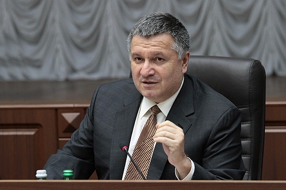 Министр внутренних дел Украины Арсен Аваков назвал недопустимым присвоение альтернативными подразделениями в камуфляже права регулировать порядок в стране. 