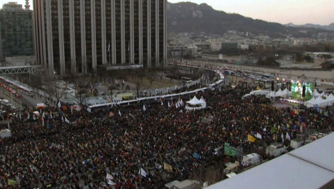 Сотни тысяч людей в Сеуле вышли на акции как в поддержку, так и против президента Южной Кореи Пак Кын Хе, которой грозит импичмент. 