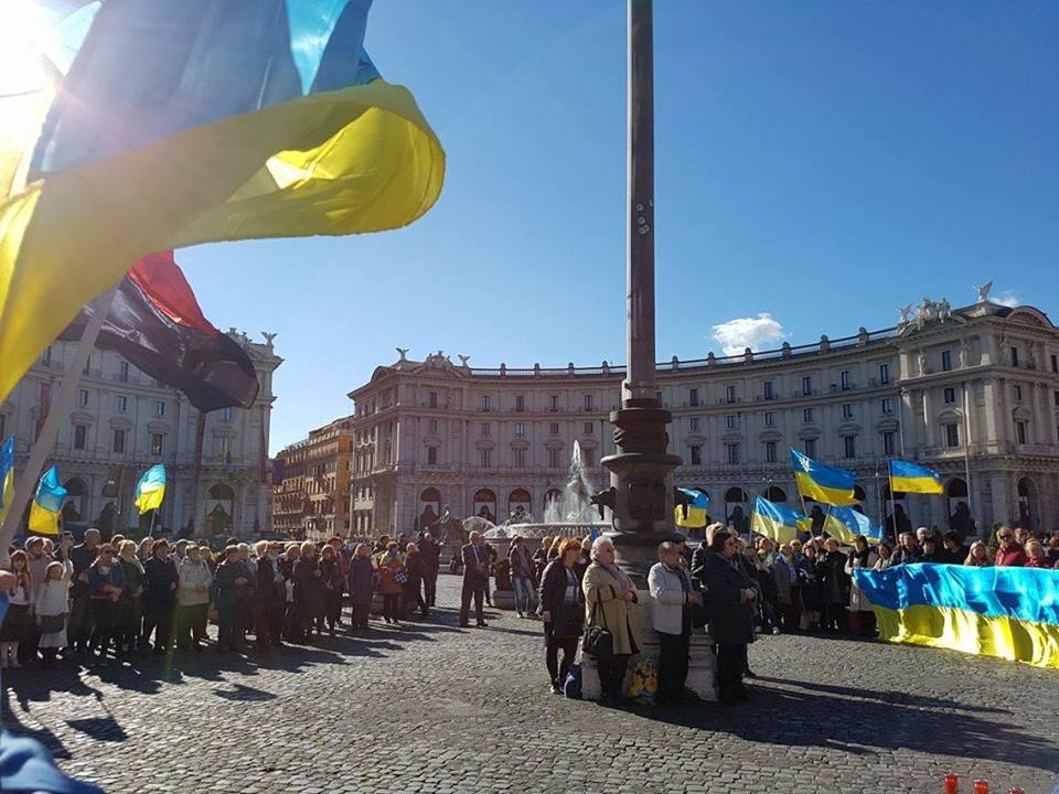 На центральной площади Рима Украинцы и итальянцы сегодня, 19 февраля, почтили память Небесной сотни. 