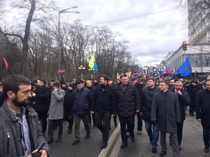 Представители националистических партий и организаций пришли маршем к площади перед Верховной Радой. 