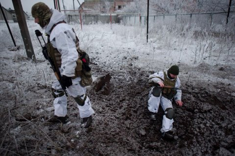 За минувшие сутки в зоне проведения антитеррористической операции на Донбассе зафиксировано 49 обстрелов позиций украинских военных со стороны боевиков. В результате четверо военнослужащих получили ранения и один травмирован. 