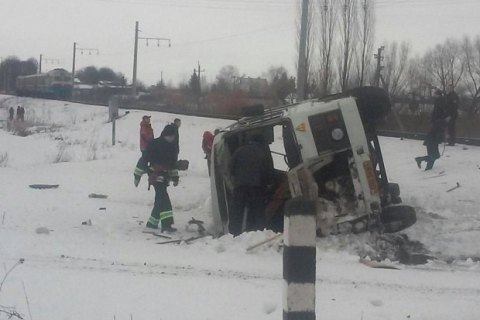 Электропоезд и пассажирский автобус столкнулись на нерегулируемом переезде в Винницкой области. Погиб водитель автобуса. Пассажиров в автобусе не было. 