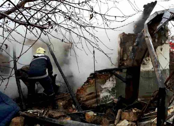 В Одесской области в Лиманском районе произошел взрыв бытового газа в одноэтажном жилом доме. Пожарные под завалами нашли тела двух людей. 