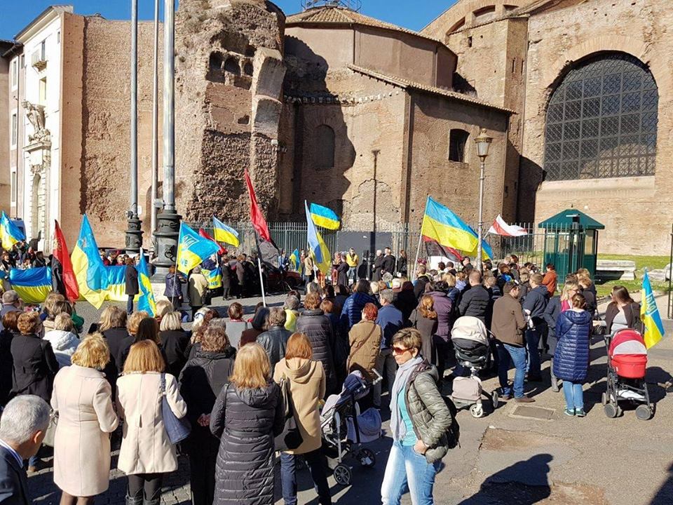 На центральной площади Рима Украинцы и итальянцы сегодня, 19 февраля, почтили память Небесной сотни. 