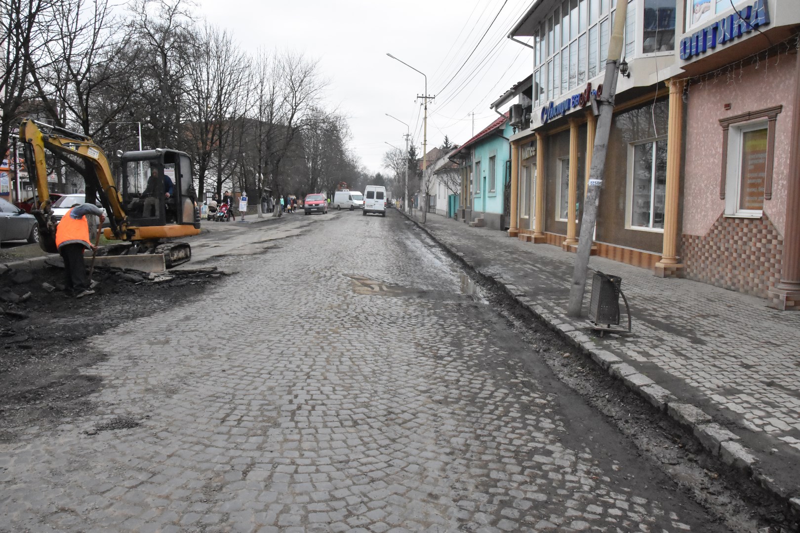 В Иршаве, что на Закарпатье, местные власти и автодор решили, что целесообразнее восстановить на центральной улице города дорогу из брусчатки, проложенную в прошлом веке, вместо ежегодного ямочного ремонта. 