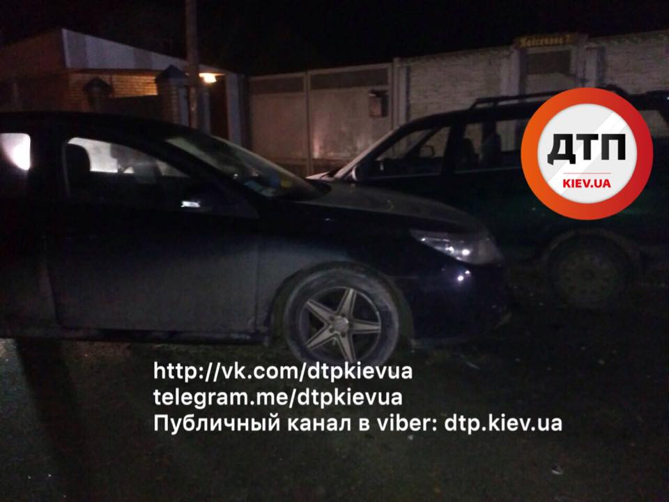 Человек, который предположительно является работником Министерства образования, вылетел на встречную полосу в Ирпене под Киевом, и врезался в автомобиль ВАЗ. Водителя ВАЗ госпитализировала "скорая". 