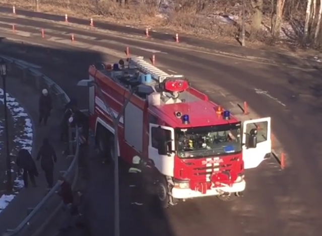 В районе московского аэропорта Домодедово пожарная автоцистерна сбила несколько человек, в результате чего один пешеход погиб. 