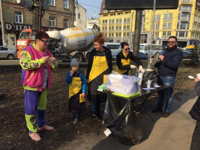 Точка бесплатного горячего питания для пенсионеров заработала в сквере между улицами Верхний Вал, 24 и Нижний Вал. 