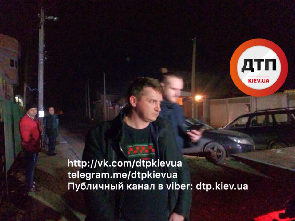 Человек, который предположительно является работником Министерства образования, вылетел на встречную полосу в Ирпене под Киевом, и врезался в автомобиль ВАЗ. Водителя ВАЗ госпитализировала "скорая". 