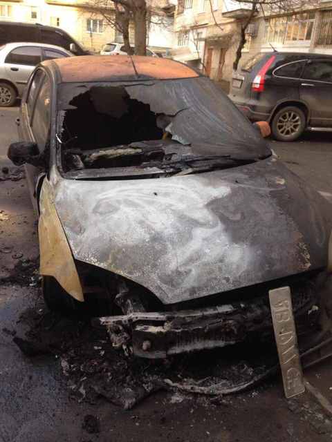 Неизвестные в ночь на пятницу сожгли автомобиль депутата Винницкого городского совета от партии "Свобода" Дмитрия Уманца. 