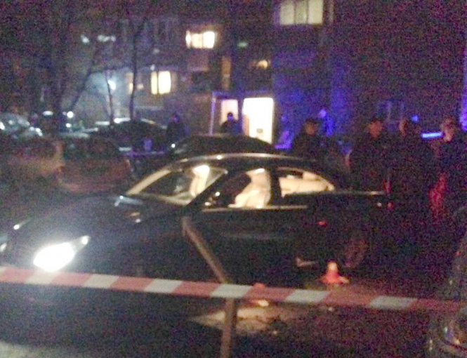 На улице Антоновича в Киеве неизвестные расстреляли автомобиль Mercedes-Benz CLS, в котором ехал местный бизнесмен с двумя детьми. Мужчина погиб на месте. 