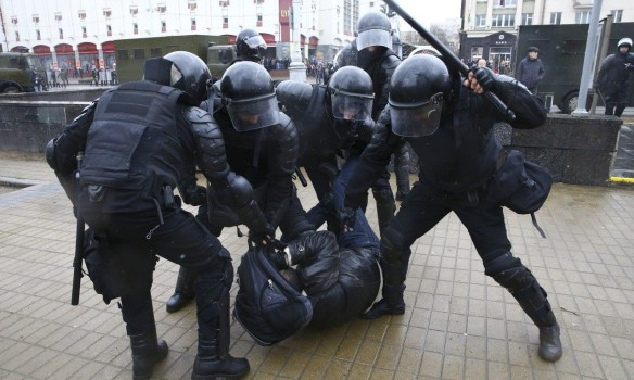 В Минске задержали около сотни мирных граждан и более 20 журналистов. 