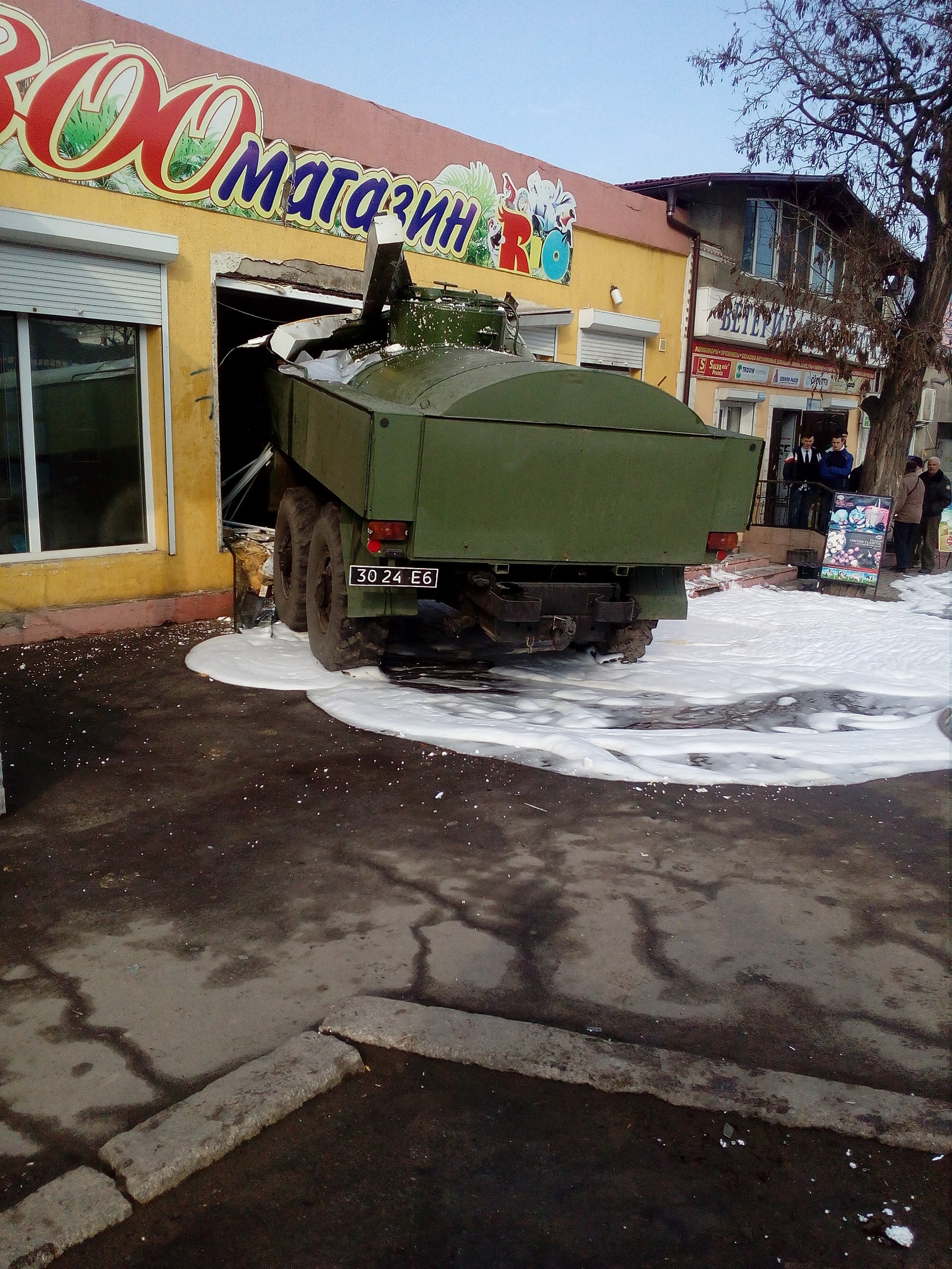 В Николаеве в микрорайоне Варваровка военный бензовоз въехал в зоомагазин. 