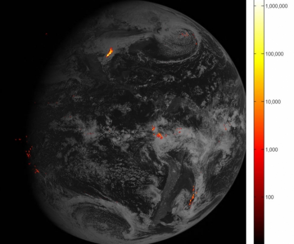 NASA опубликовало первые снимки, сделанные погодным спутником GOES-16 с помощью встроенного детектора молний. 