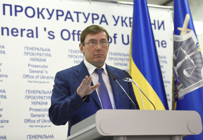 Генпрокурор Украины Юрий Луценко считает необходимым строго наказывать за использование нелегально приобретенного оружия, но в то же время выступает за легализацию разрешенной. 