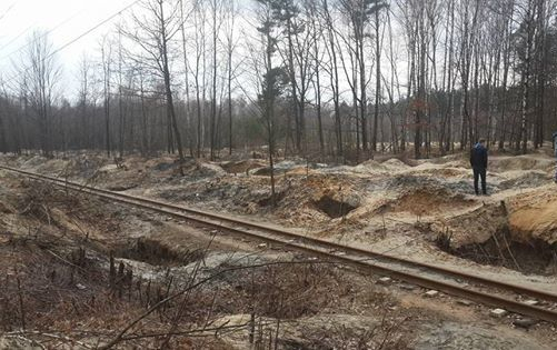 На территории Ровенской области незаконные копатели янтаря в среду, 1 марта, повредили подъездной путь к Клесовскому карьеру 