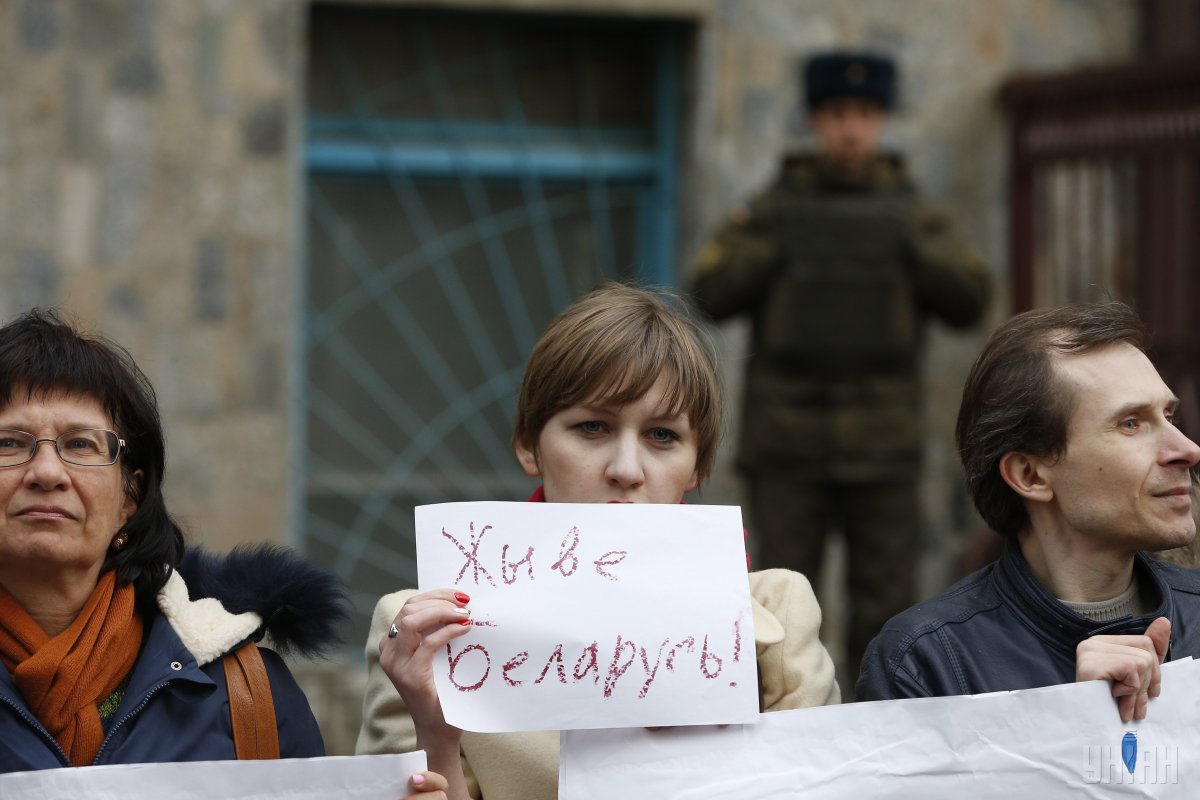 Люди с плакатами пришли к посольству Беларуси в Киеве, чтобы поддержать белорусов, накануне задержанных на Дне Воли в Минске. 