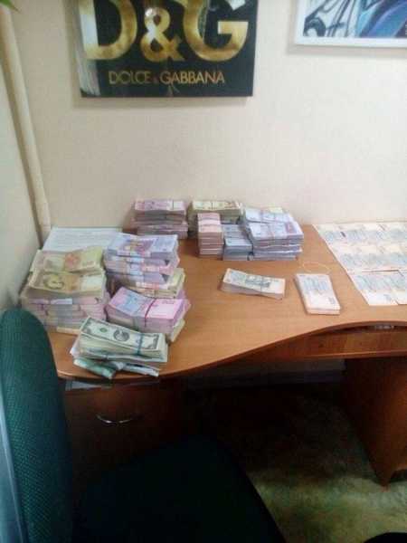 В Черкасской области правоохранители прекратили деятельность преступной группировки, которая сбывала фальшивую валюту, изготовленную на оккупированной территории. 