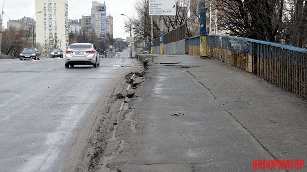 Воздухофлотский путепровод, находящийся в районе железнодорожного вокзала в Киеве, находится в аварийном состоянии. 