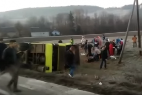 Во Львовской области рейсовый автобус сообщением Минск - Буковель столкнулся с легковым автомобилем Mercedes. В результате два человека погибли и 12 госпитализированы. 