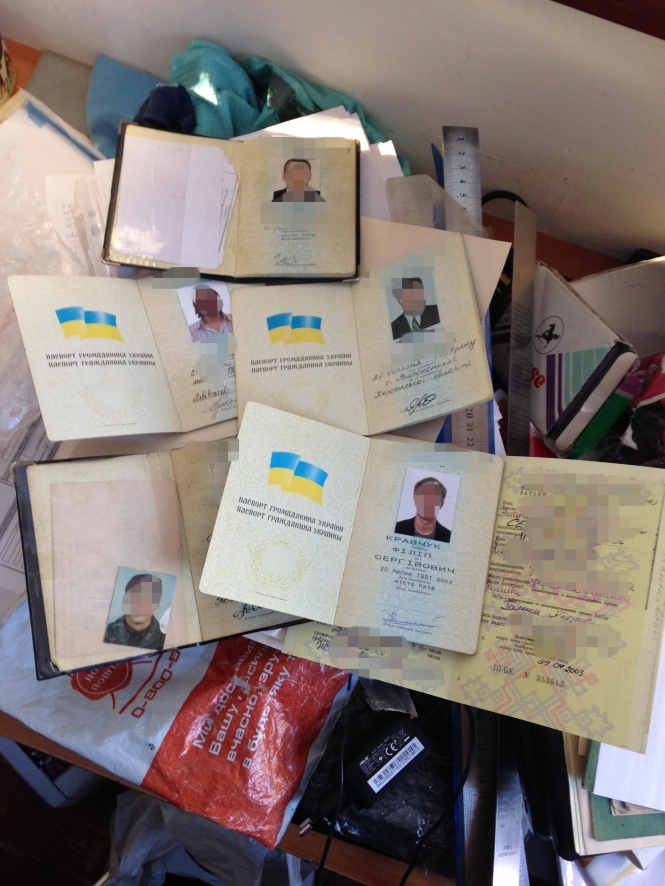 Организованную преступную группу, члены которой подделывали паспорта и другие документы, дающие право на беспрепятственное пересечение государственной границы Украины или на проживание и пребывание в странах ЕС, разоблачила СБУ 