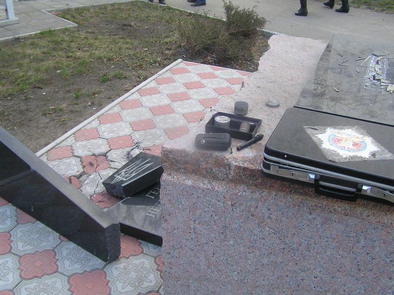 В городе Малая Виска Кировоградской области неизвестные разрушили памятный знак в честь погибших героев Небесной Сотни. 