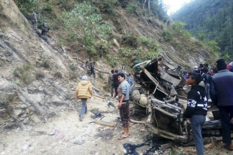 На западе Непала переполненный автобус сорвался с 200-метровой высоты, в результате чего погибли 25 человек, а десятки пострадали. 