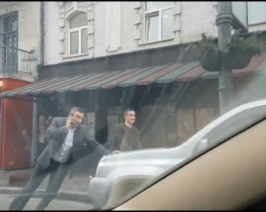 
Кличко-парковщик: появилось видео, как мэр чужой автомобиль толкал 