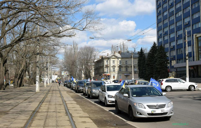 Активисты "Автомайдана" провели акцию под имением главы Одесского окружного админсуда Олега Глуханчук. 