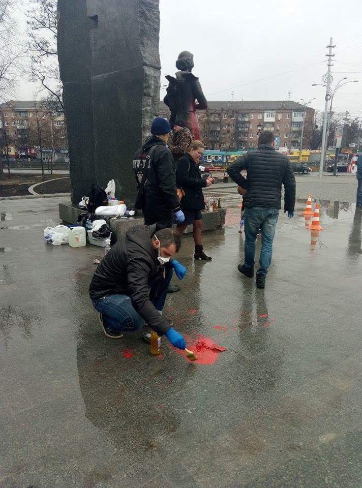 Памятник поэтессе Елене Телиге в Киеве очистили от красной краски. 