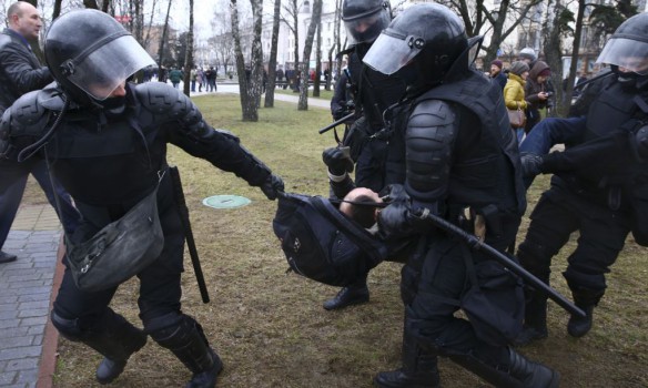 В Минске задержали около сотни мирных граждан и более 20 журналистов. 