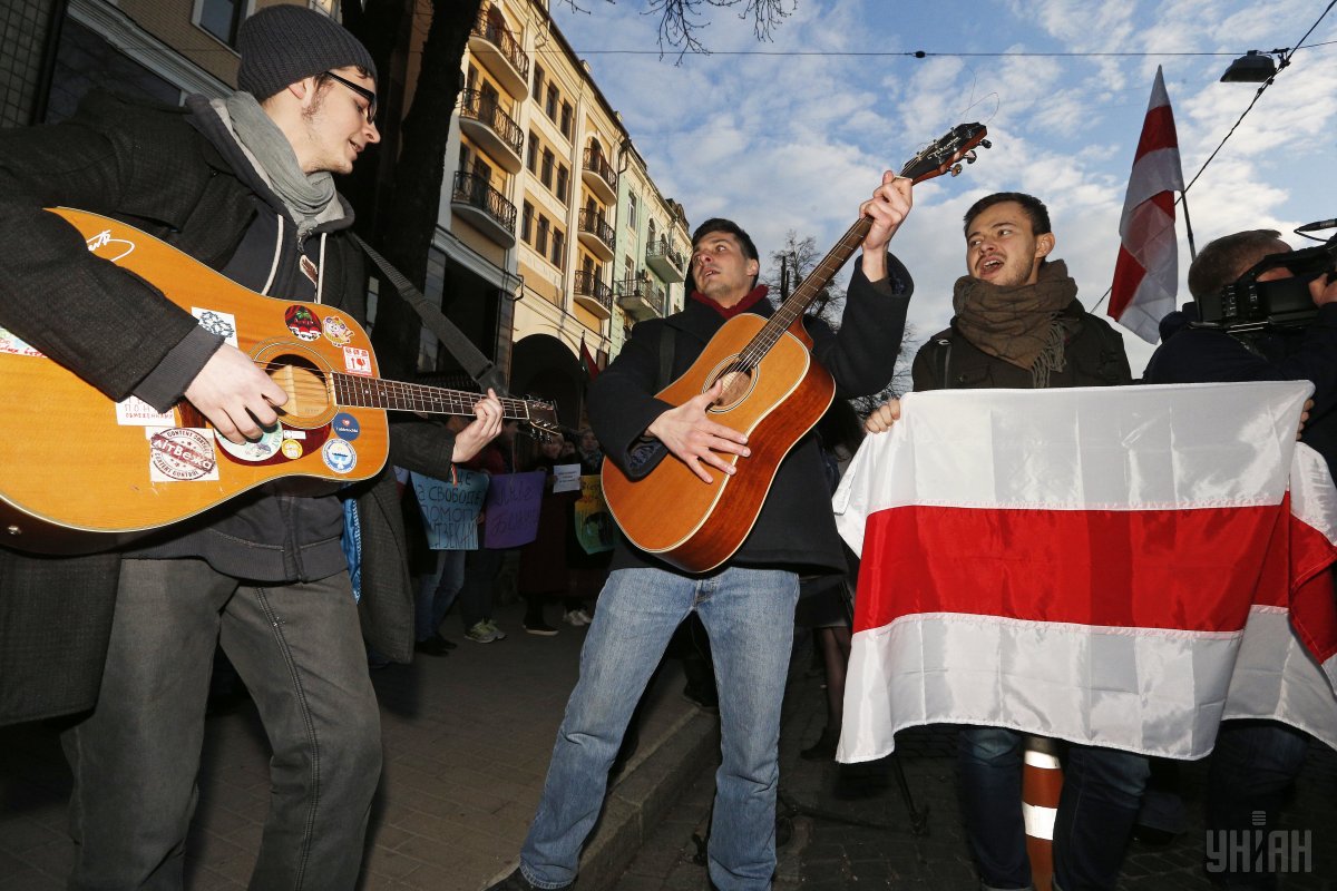 Люди с плакатами пришли к посольству Беларуси в Киеве, чтобы поддержать белорусов, накануне задержанных на Дне Воли в Минске. 